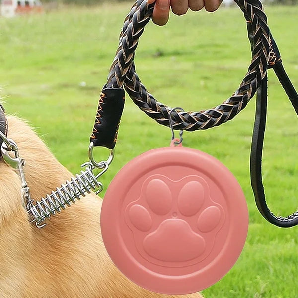 El cuenco de viaje 2 en 1 para mascotas Fur con almacenamiento de golosinas