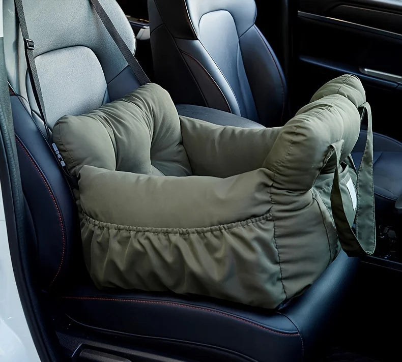 La cama de asiento para perros pequeños The Fur Secure con cinturón de seguridad