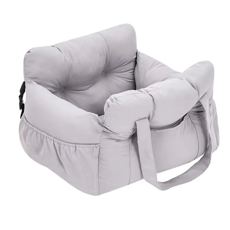 La cama de asiento para perros pequeños The Fur Secure con cinturón de seguridad