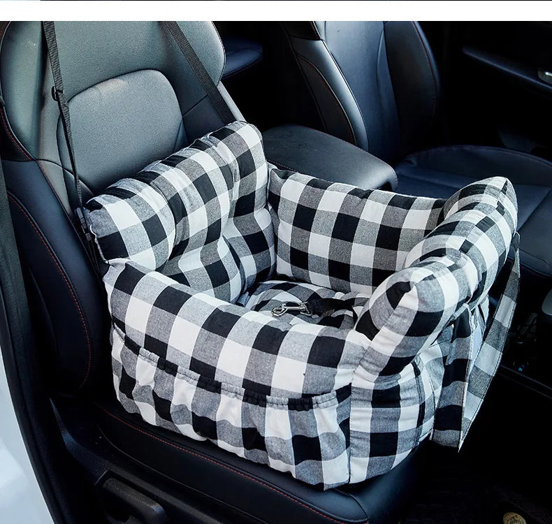 La cama de asiento para perros pequeños The Fur Secure con cinturón de seguridad