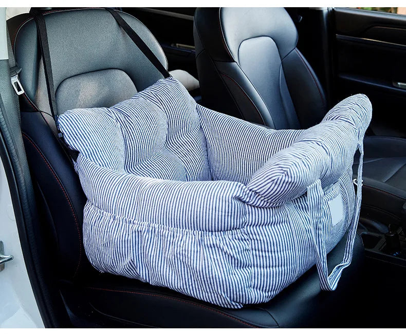 La cama de asiento para perros pequeños The Fur Secure con cinturón de seguridad
