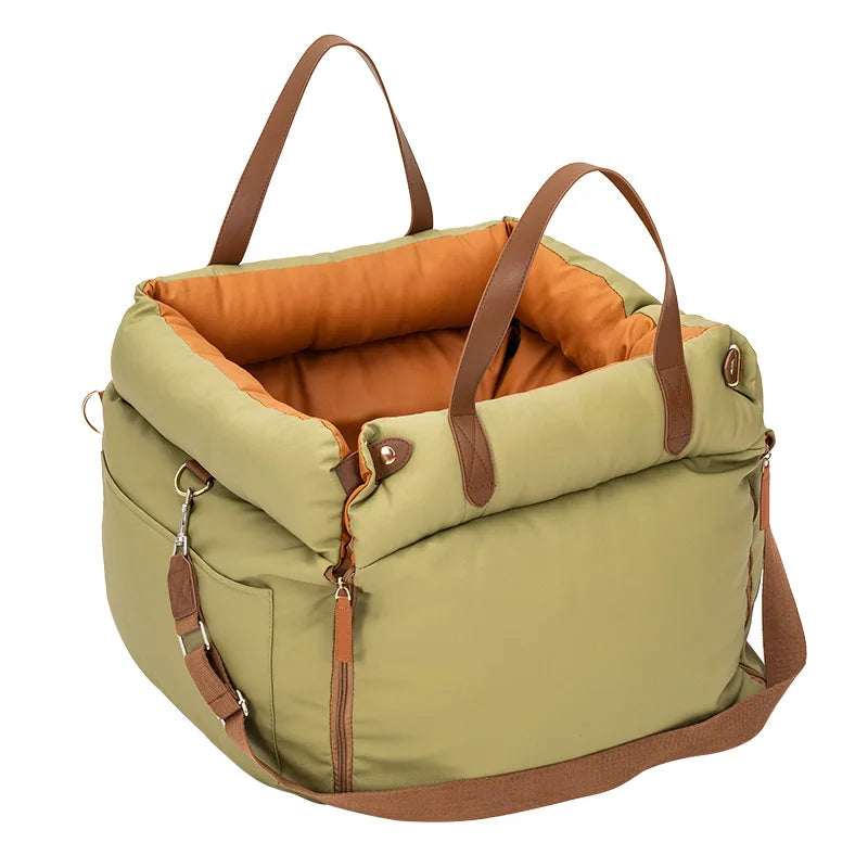La cama de asiento para perros pequeños The Fur Secure con cinturón de seguridad