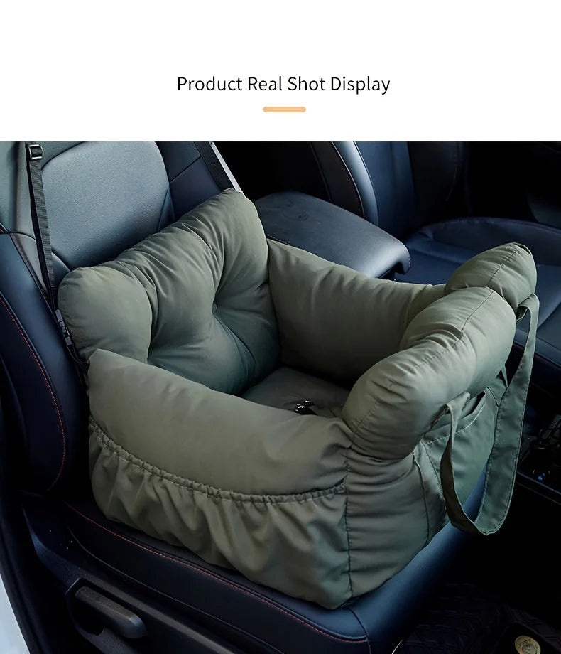 La cama de asiento para perros pequeños The Fur Secure con cinturón de seguridad